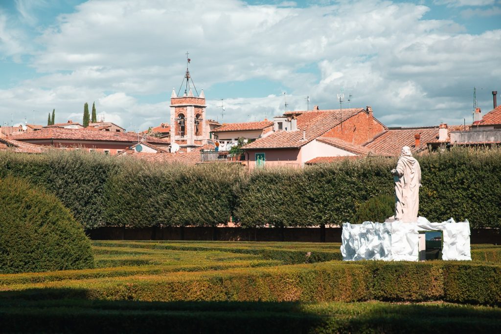 Vue sur les toits rouges de San Quiroco d'orcia depuis les jardins Horti Leoni