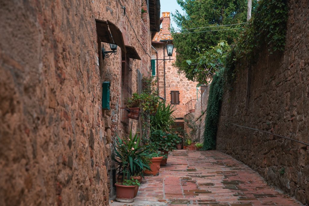 Ruelle de pierres ocres à Monticchiello en Toscane