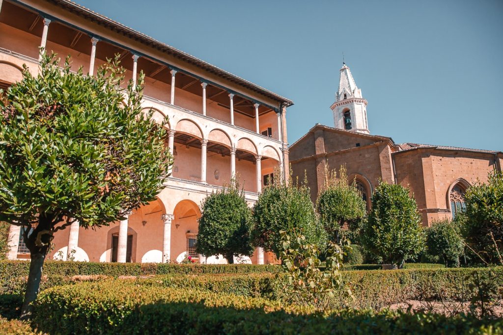 Vue sur la façade jardin du Palais Piccolomini