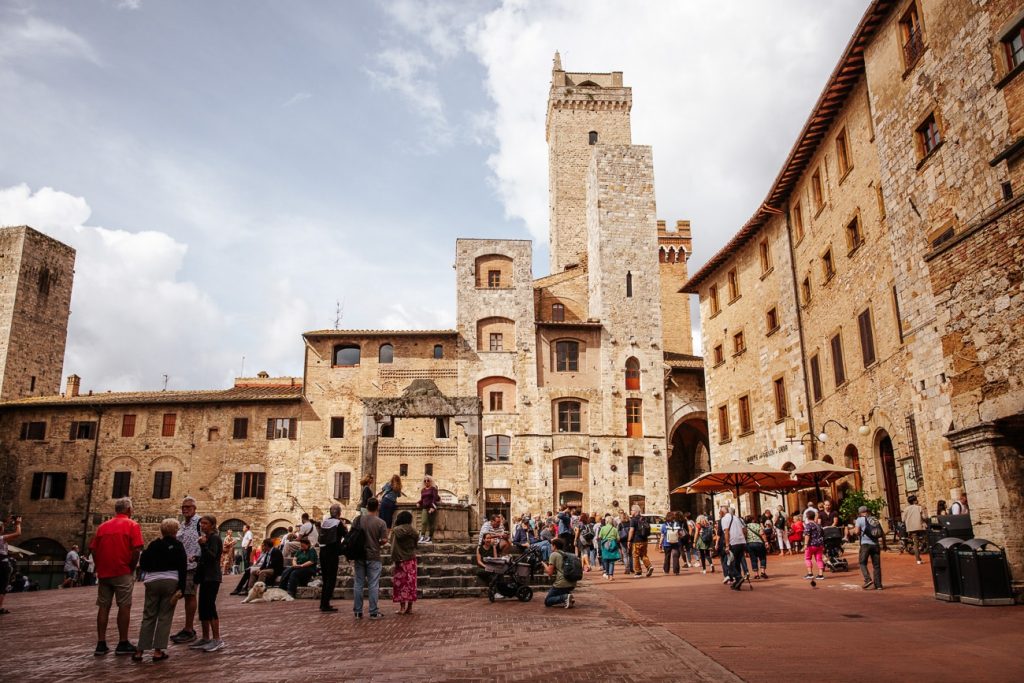 La torre Grossa surplombant la Piazza della Cisterna, la place centrale incontournable lors d'une visite de San Gimignano