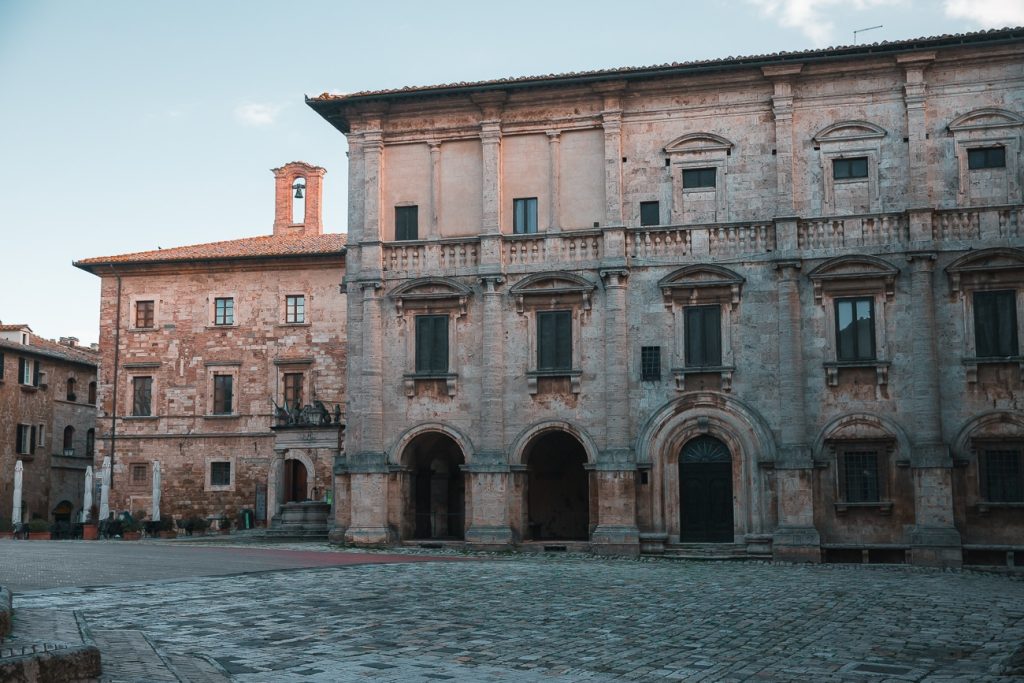 Bâtiments Renaissance de la place centrale de Montepulciano