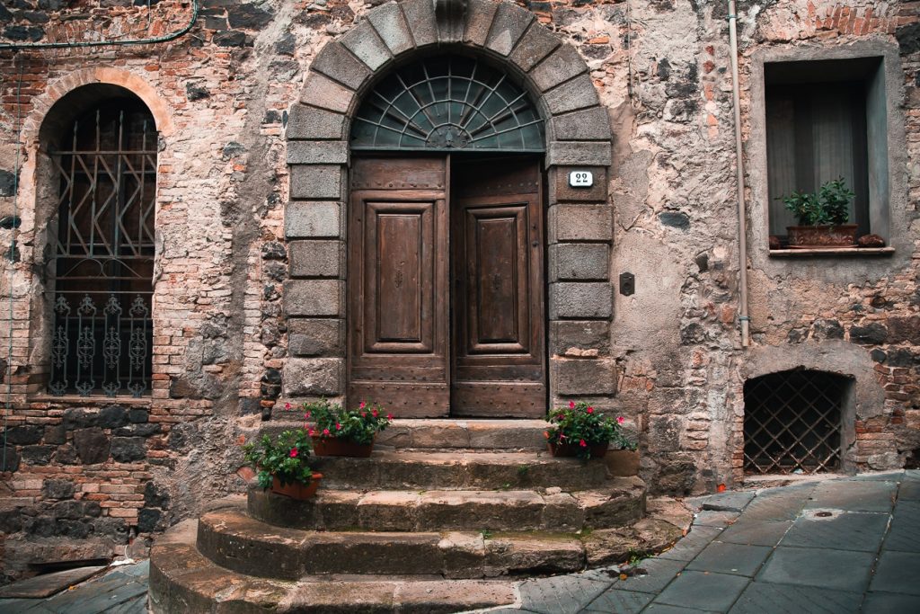 Escalier et porte d'entrée d'un bâtiment historique de Radicofani