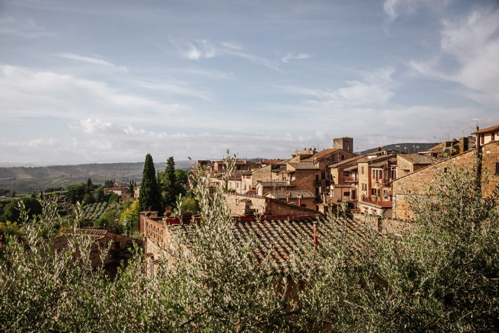 Village perché de San Gimignano avec oliviers et cyprès