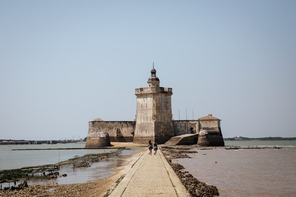 Arrivée à Fort Louvois par la chaussée submersible