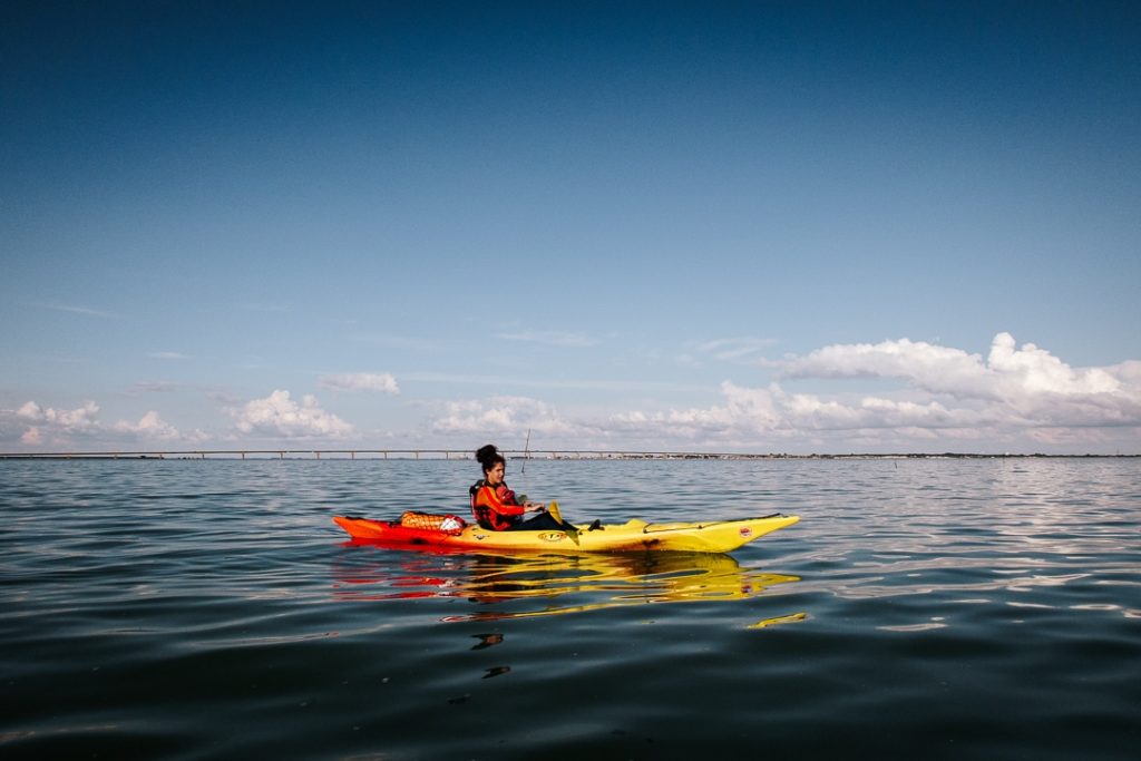 Marie Merlino en kayak à port Trojan à Oléron
