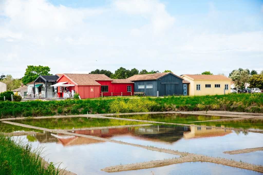 cabanes colorées se reflétant dans les marais salants du Port des Salines