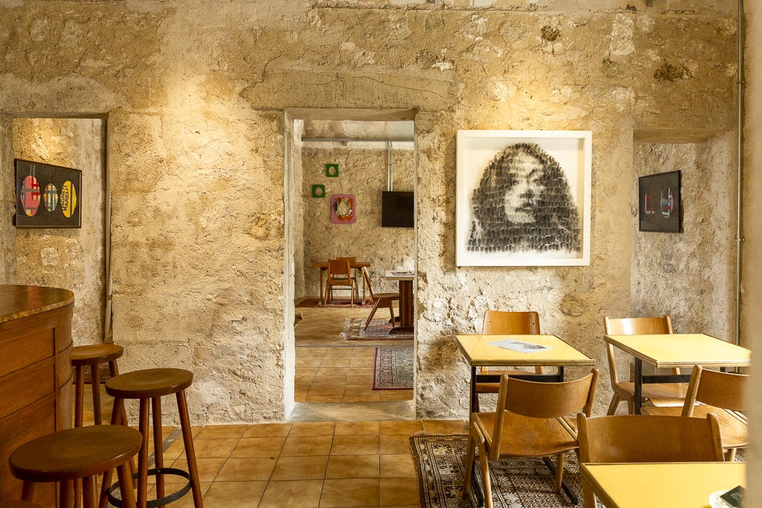 bar de l'hôtel La prison à l'ambiance industrielle et offrant des expositions d'artistes locaux