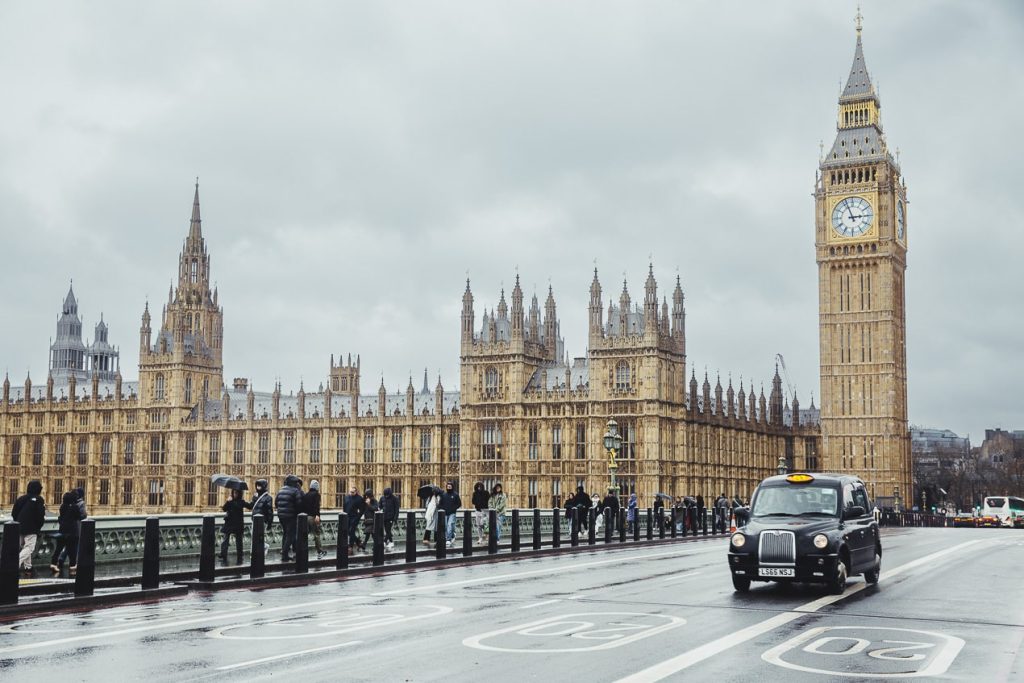 taci noir devant big ben et le parlement de Londres