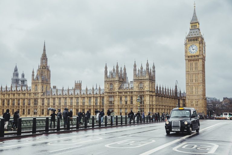 taci noir devant big ben et le parlement de Londres