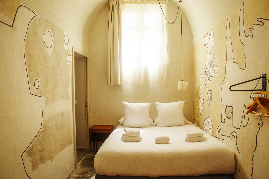 chambre de l'hotel la prison décorée par un artiste à l'hotel
