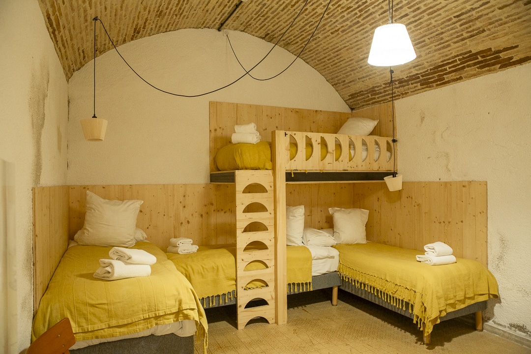 la partie dortoir de la chambre atypique de la Prison