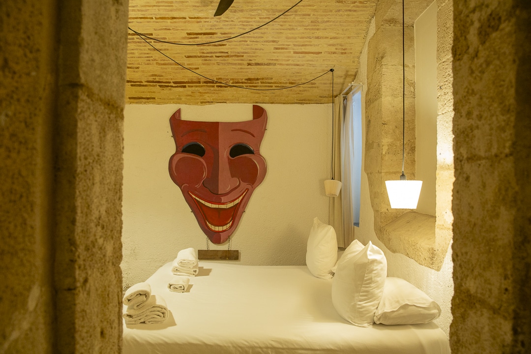 lit double de la chambre atypique de l'hôtel la Prison dans l'Hérault