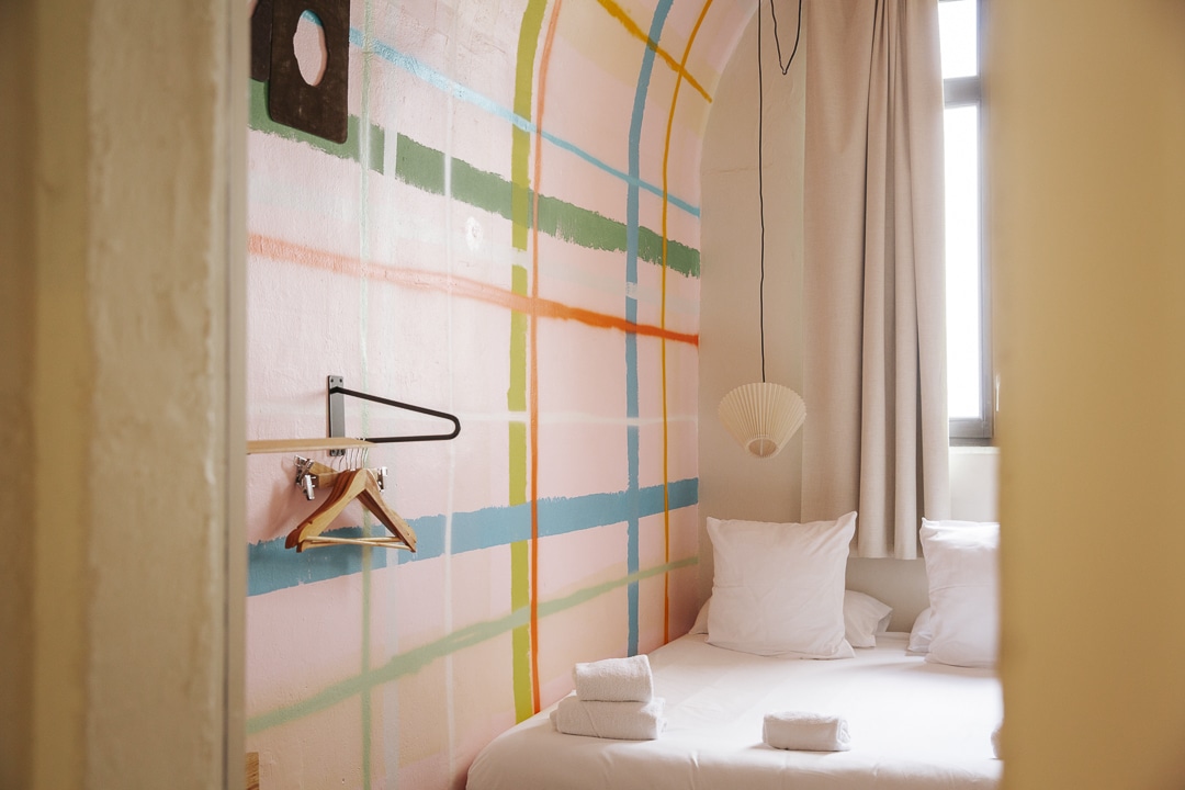 Cellule lit double décorée par un artiste à l'hôtel la Prison