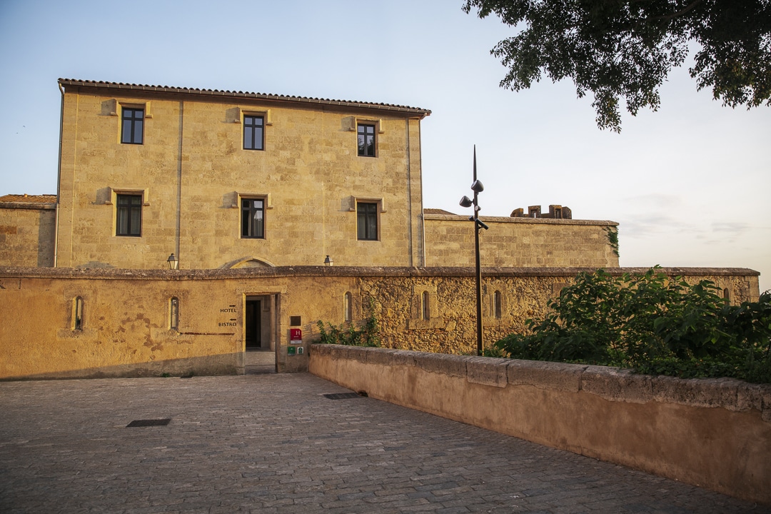 entrée de l'hotel la prison située sur le parvis de la cathédrale de Béziers