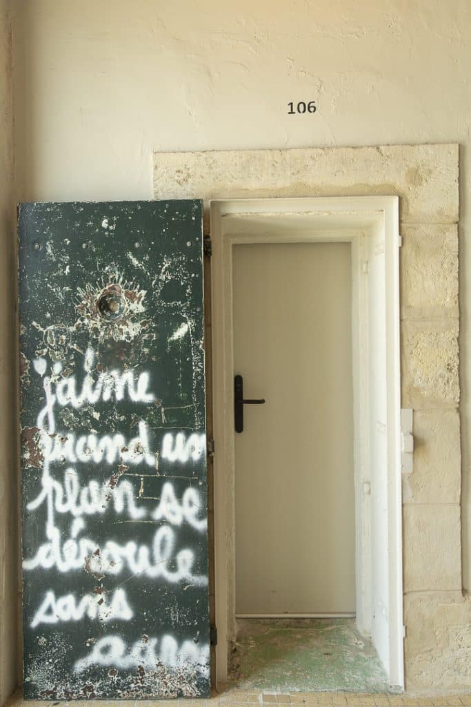 graffiti sur la porte blindée d'une cellule de la prison de Béziers