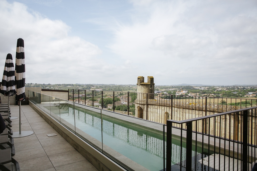 piscine de l'hotel la prison offrant un panorama sur les alentours de Béziers