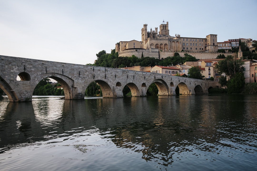 vue carte postale de Béziers sur le pont vieux, la cathédrale Saint Nazaire et l'hôtel la Prison