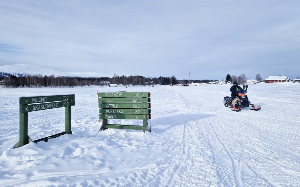motoneige sur les pistes de Laponie