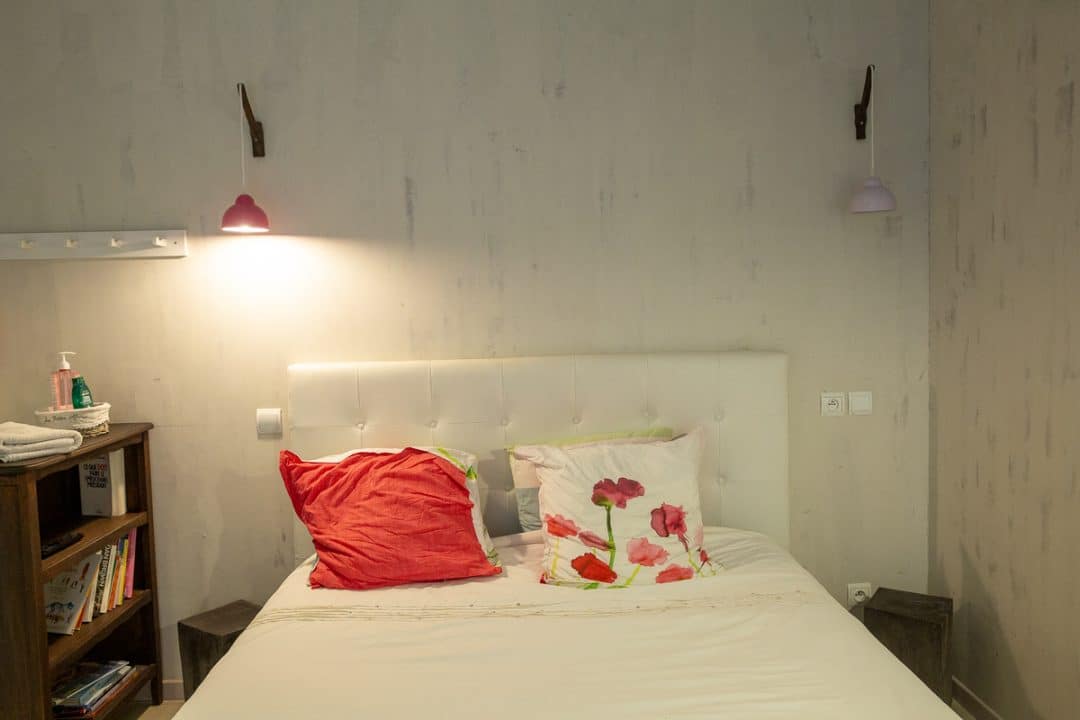 lit dans la chambre d'un loft