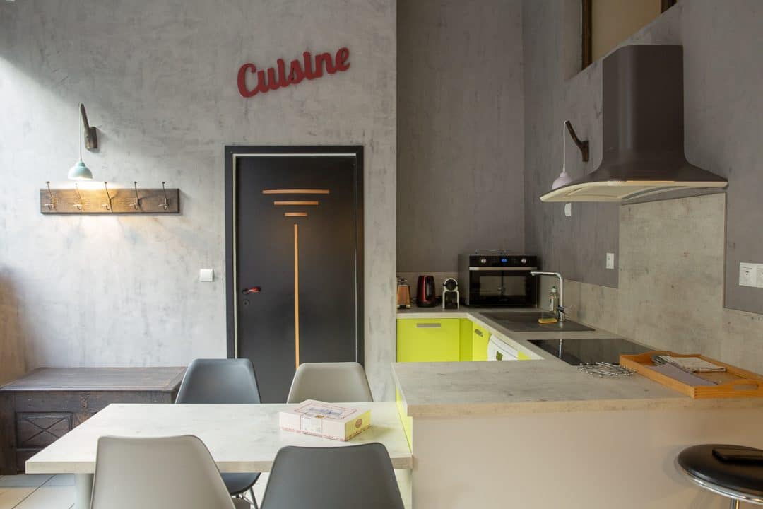 Cuisine d'un loft aux couleurs gris et vert pomme