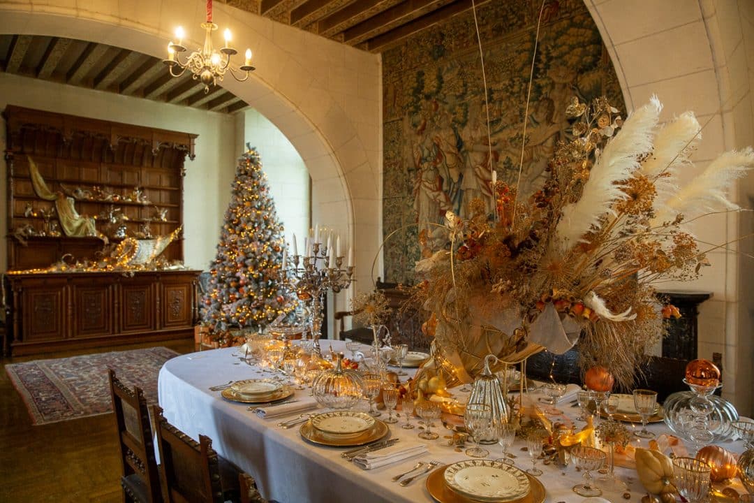 Décorations de Noël dans la salle à manger du château de Chaumont sur Loire