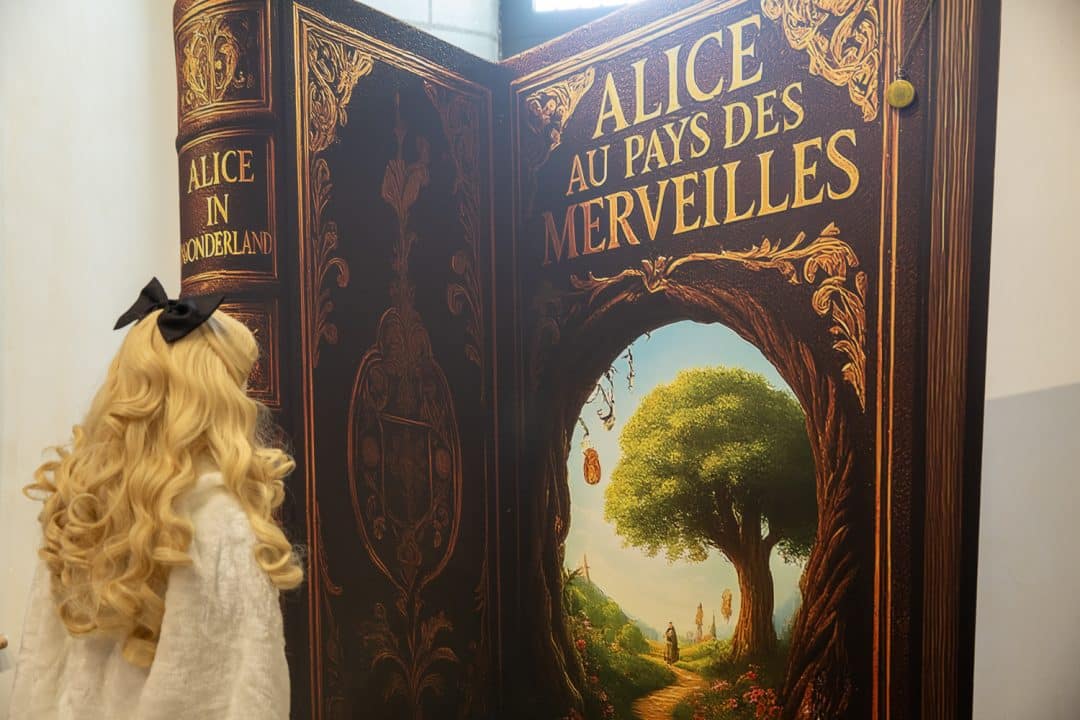 Livre géant d'alice au pays des merveilles au logis de Loches