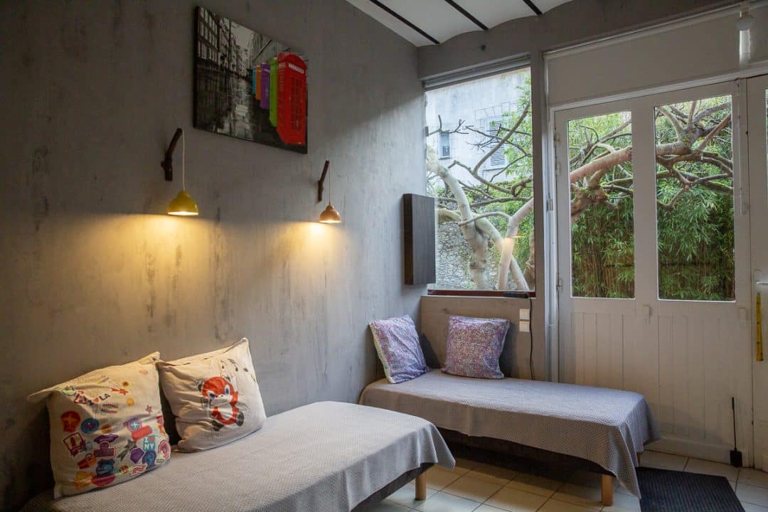 Salon d'un loft à Blois avec murs en béton ciré gris