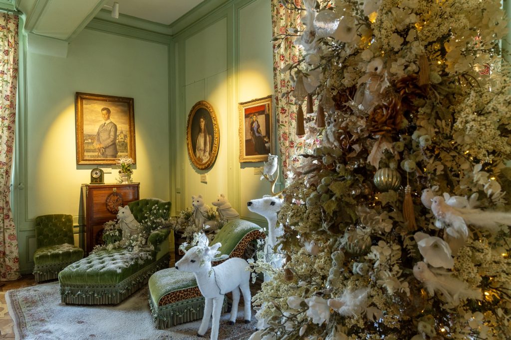 Décoration de noël avec loups et chevreuil dans une chmabre du château de Villandry