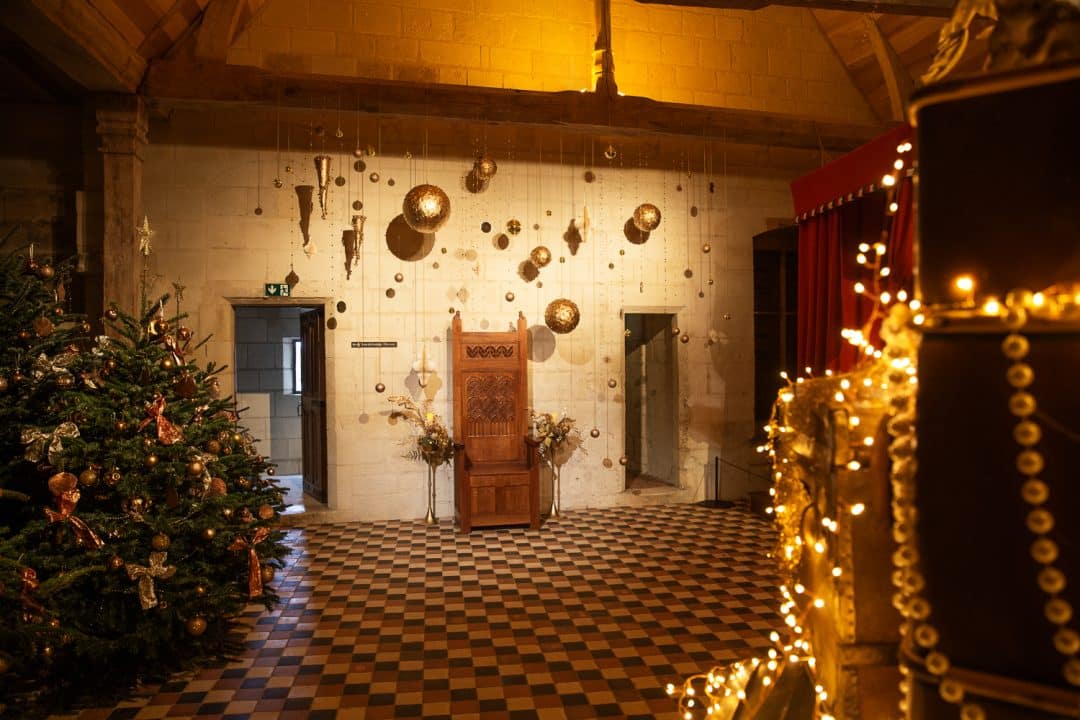 sapins de noël et décorations suspendues dans la chambre royale de Chinon