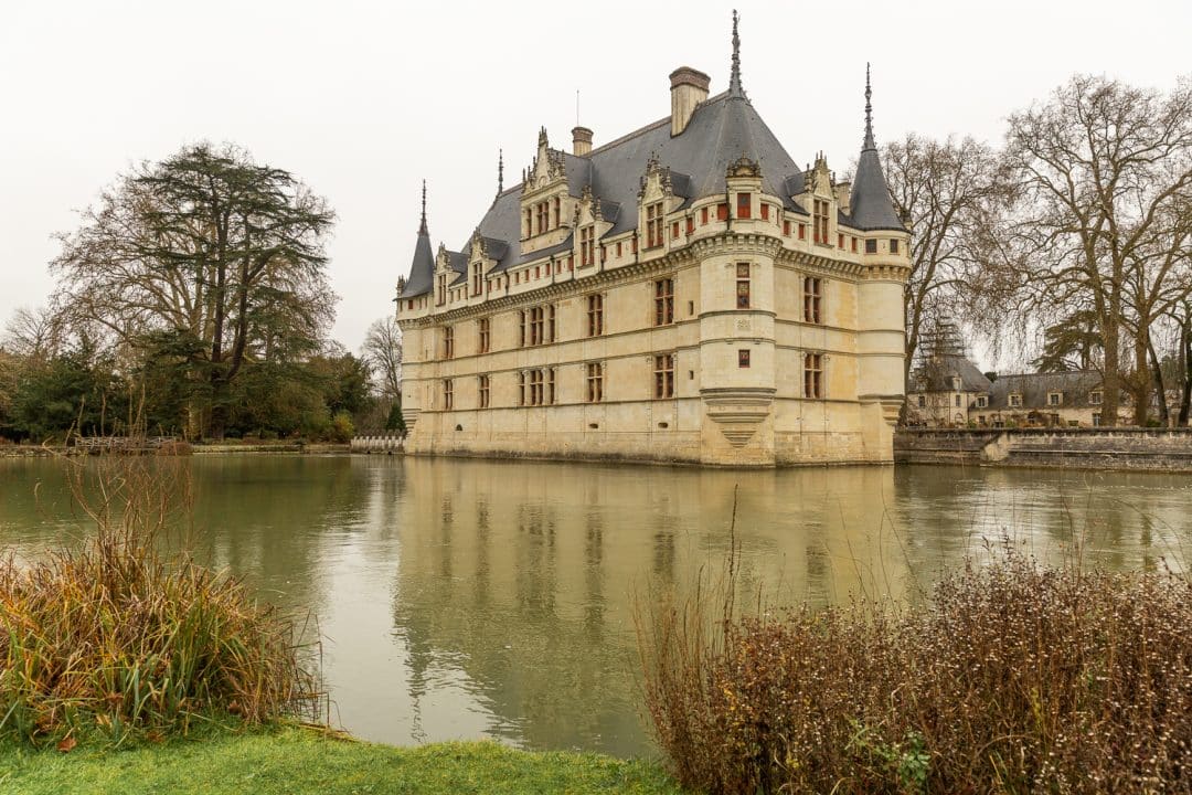 Extérieur du château d'Azay-le-rideau côté bassin d'eau
