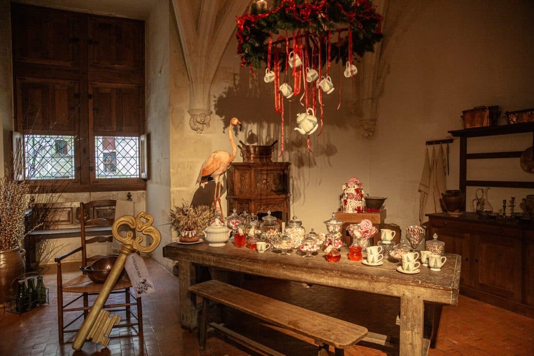 Cuisine d'Azay-le-Rideau décorée sur le thème d'Alice au pays des merveilles