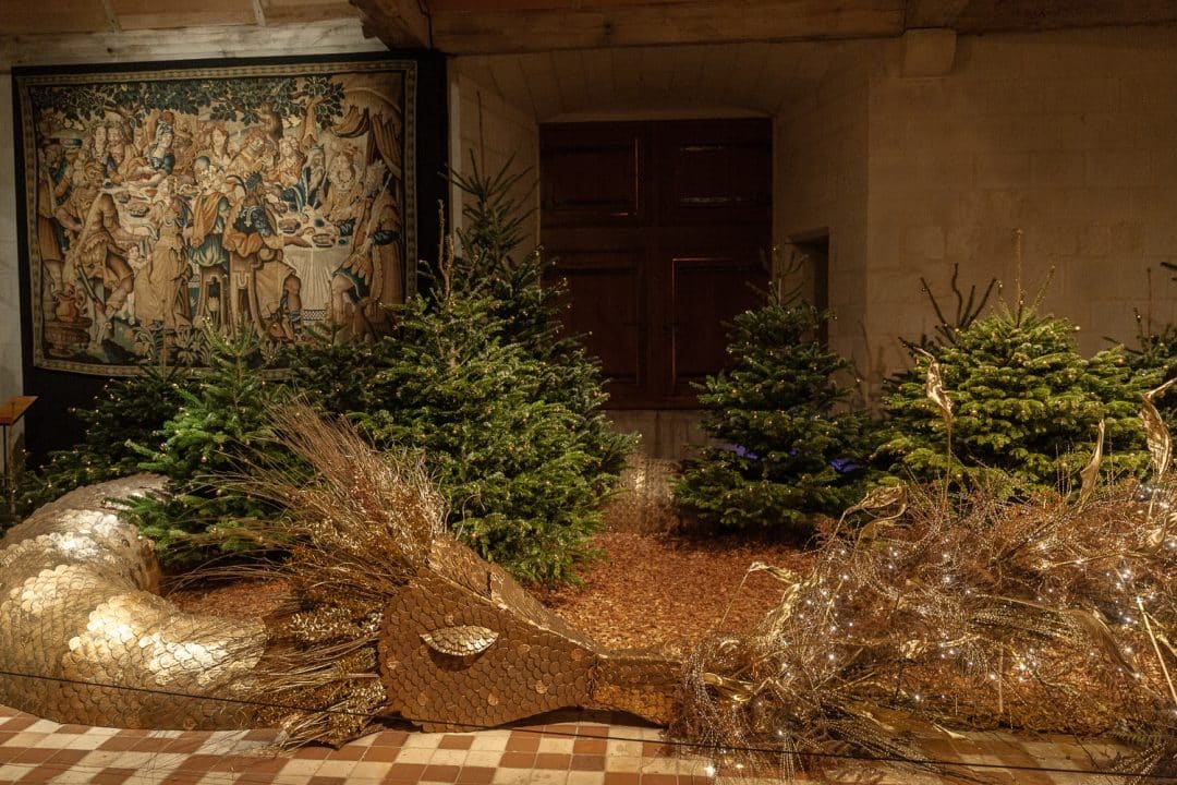 sapins de Noël et décoration en forme de dragon de la forteresse de Chinon