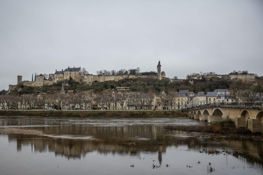 la forteresse royale de chinon se reflétant dans les eaux de la Vienne
