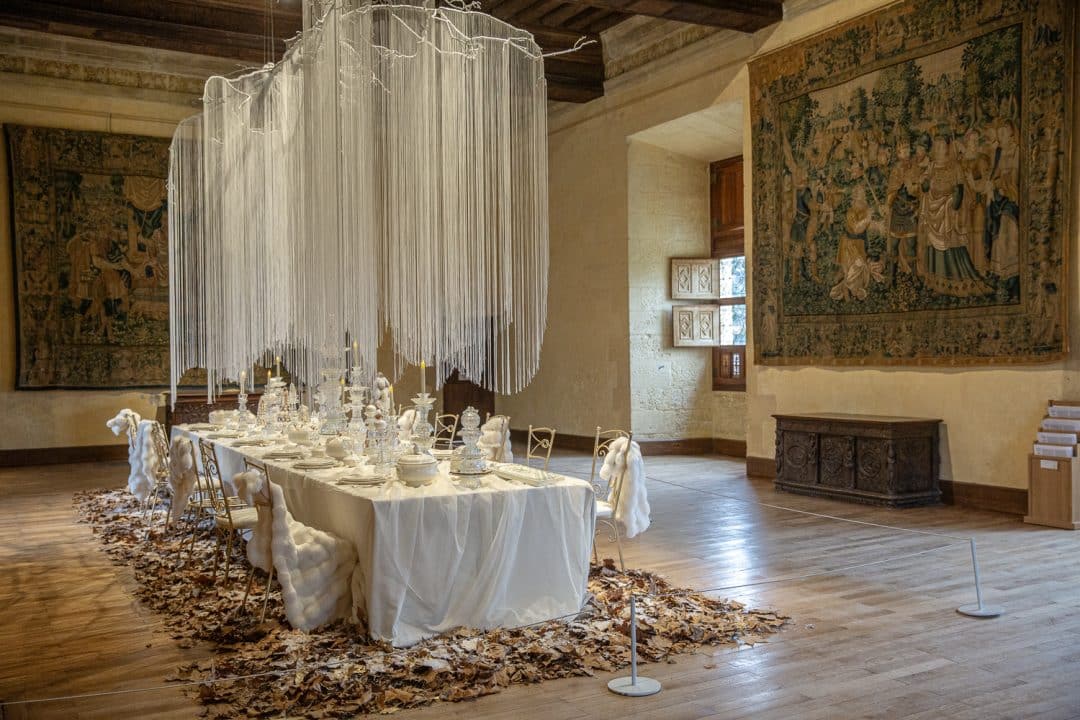 Grande salle d'Azay-le-Rideau habillé d'une grande table pour noël sur le thème de la reine des neiges