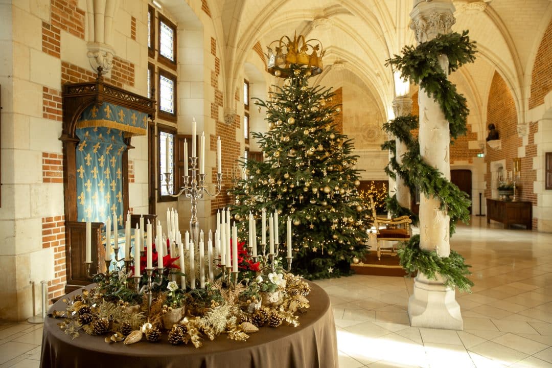 Grand sapin de Noël installé dans une salle du chateau d'amboise