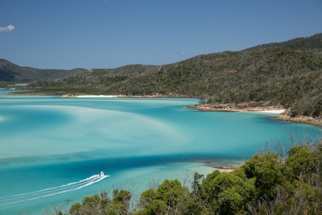 eaux translucides des plages dans les Whitsunday dans le Queensland