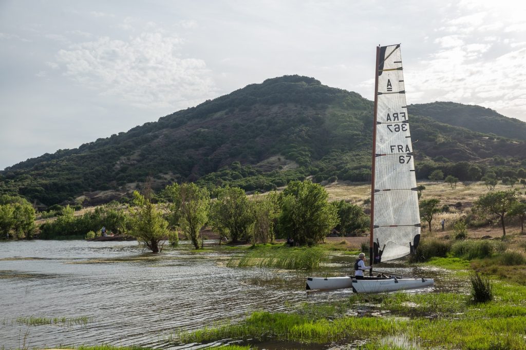 Petit catamaran sur le lac du Salagou