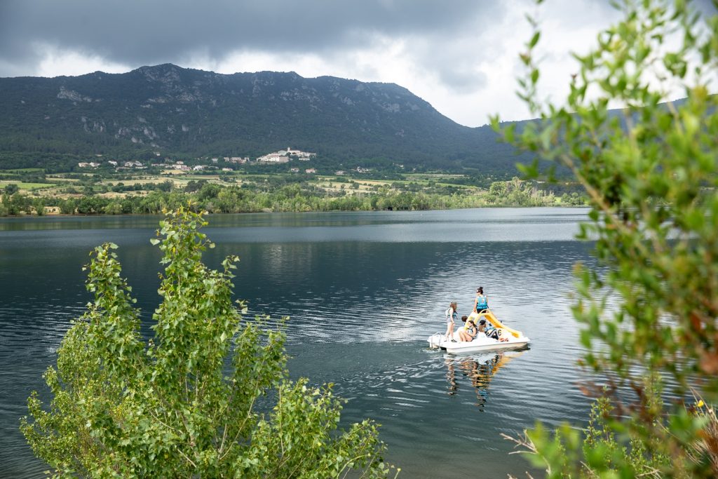 pédalo sur le lac du Salagou