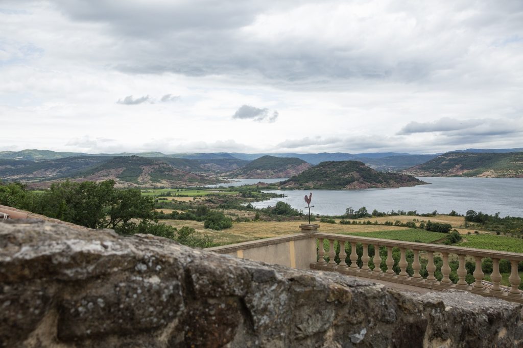 vue panoramique sur le lac du Salagou depuis le belvédère du village de Liausson