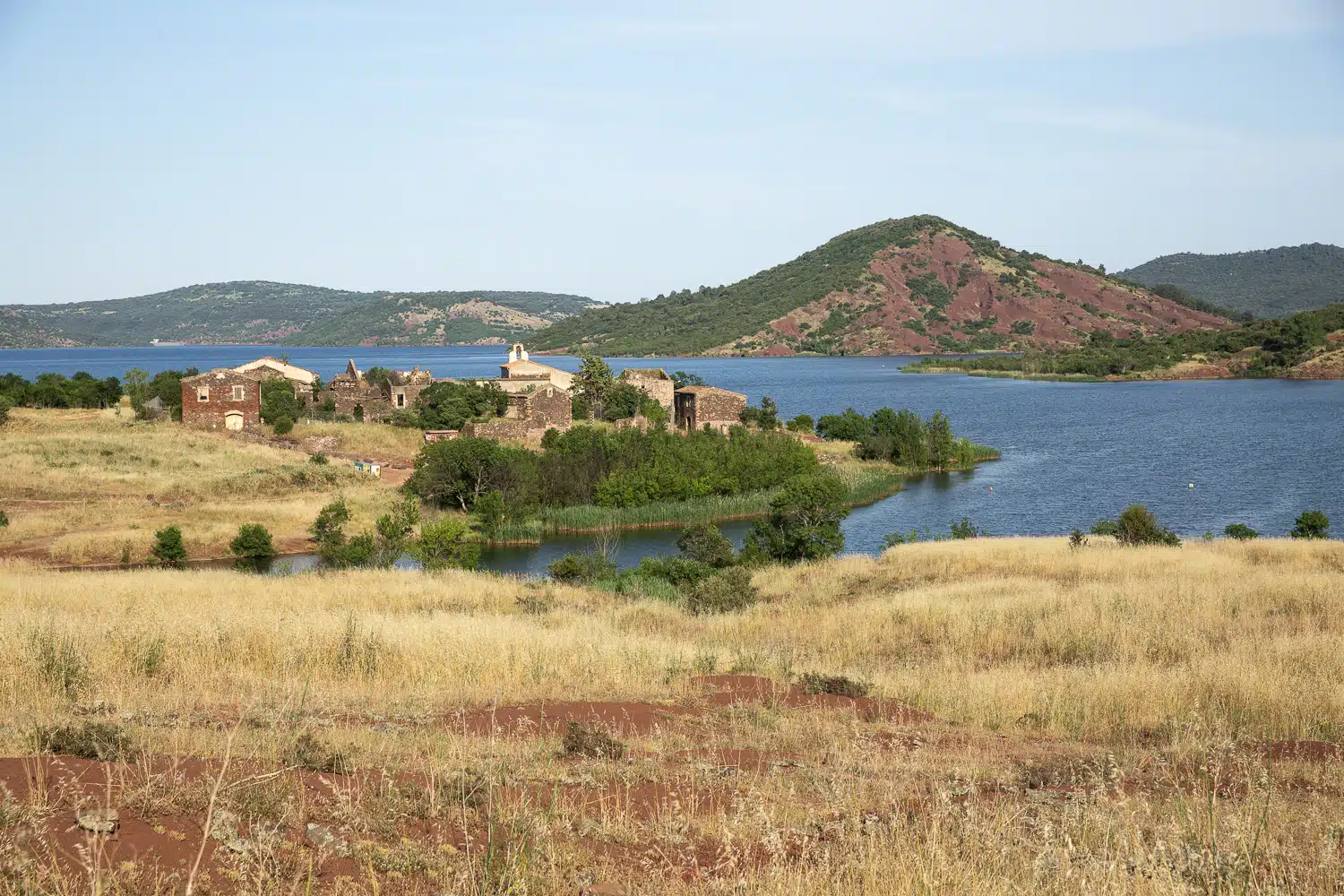 village fantôme sur les rives du lac du Salagou