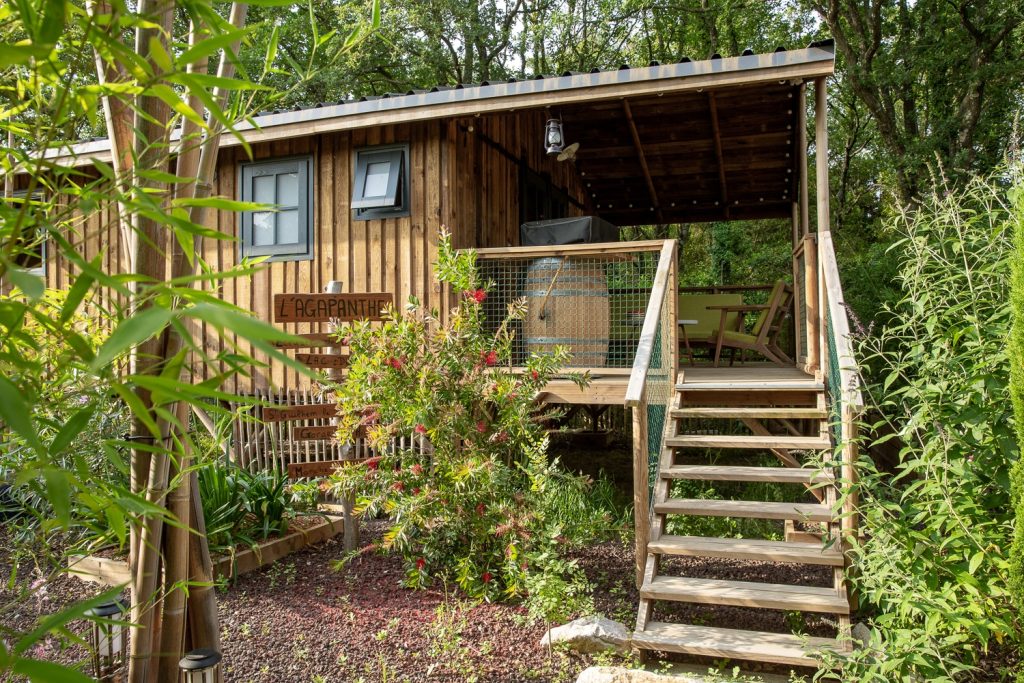 Extérieur d'un chalet en bois du Petit KCK