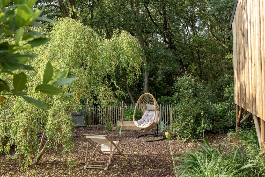 Fauteuil oeuf suspendu dans un jardin