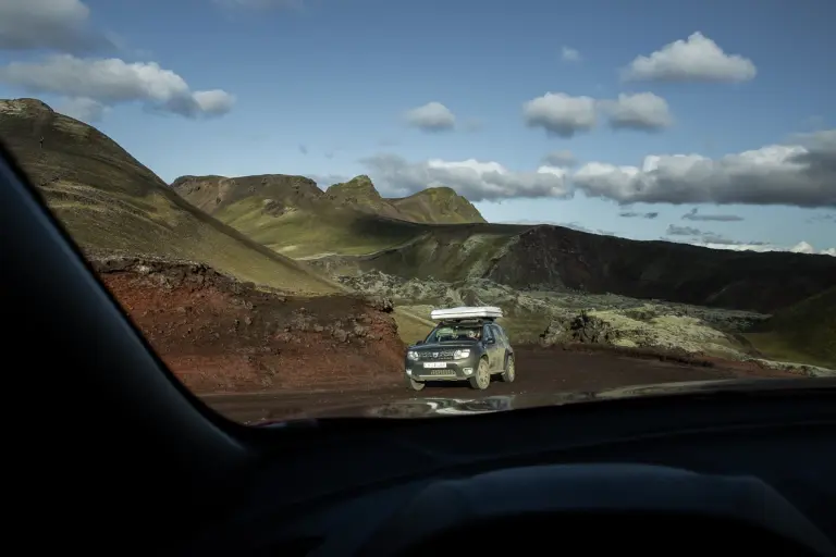 Voiture avec tente de toit dans les paysages sauvage d'Islande