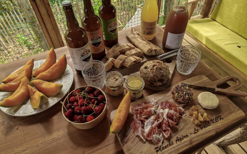 panier gourmand prêt à manger installé sur une table