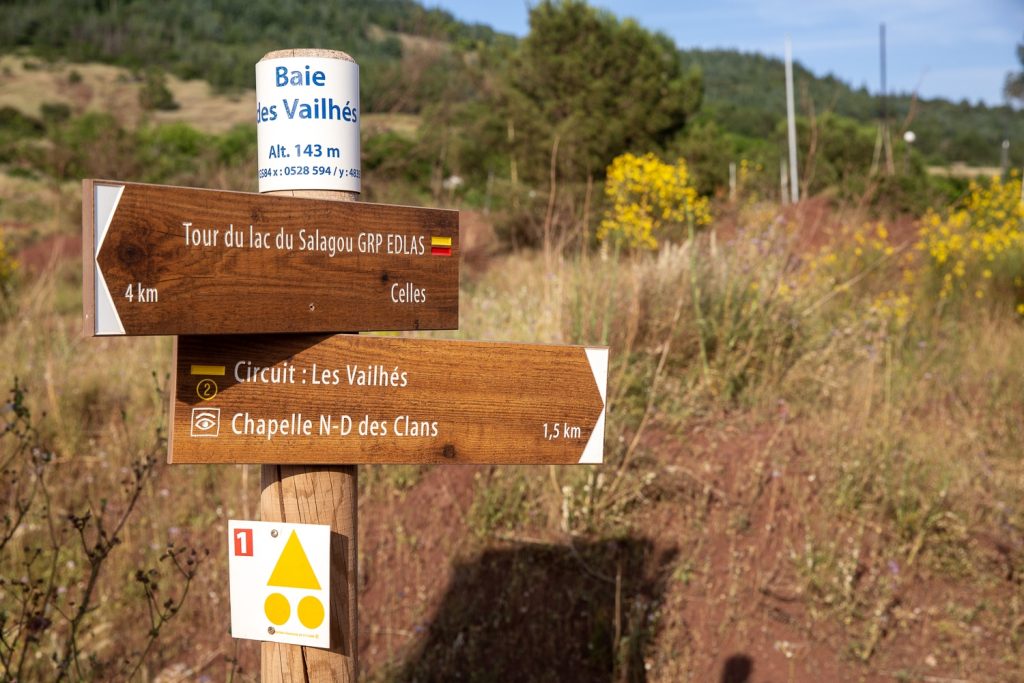 panneaux indicatifs des randonnées sur le lac du Salagou