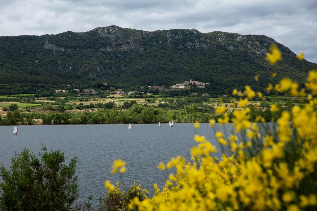 bateaux navigants sur le lac du Salagou avec le Mont liausson en arrière plan