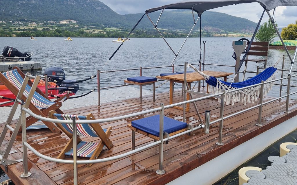 salon flottant de la base nautique du Salagou
