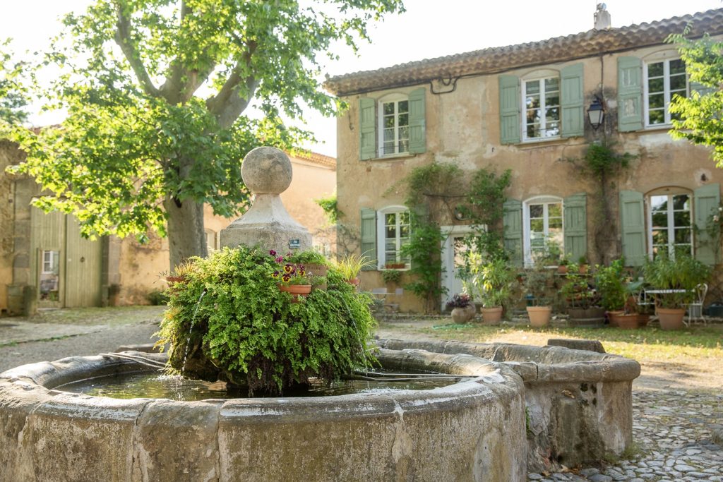 fontaine sous platane dans le village de villeneuvette