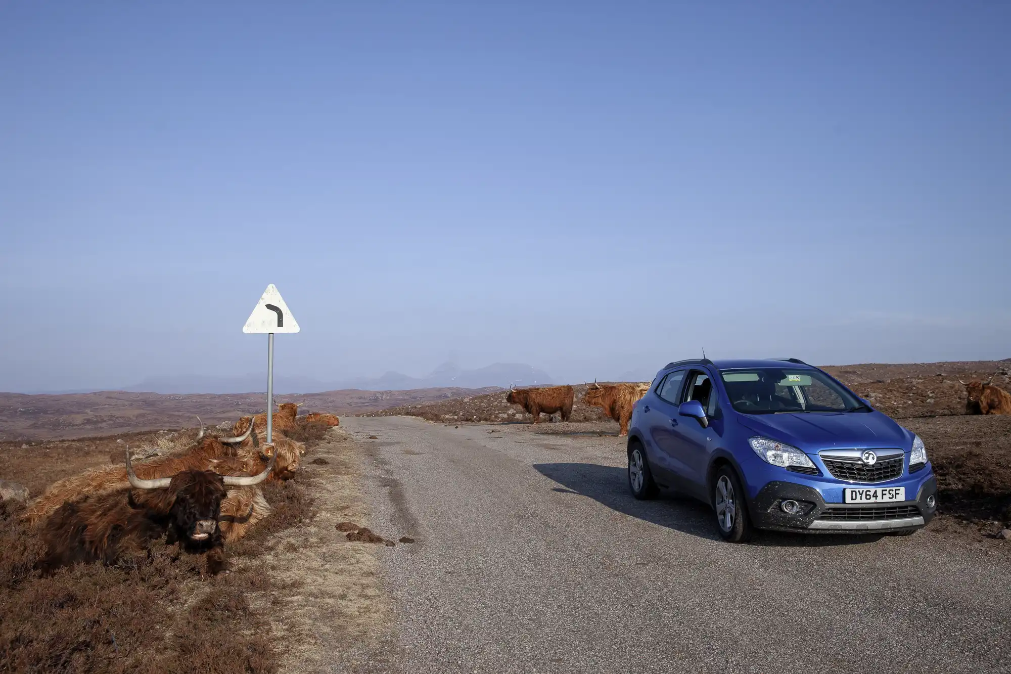 Voiture de location sur les routes d'Ecosse