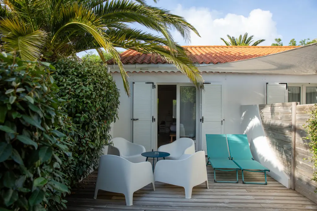 Terrasse en bois d'une chambre de l'hotel Ancre Marine